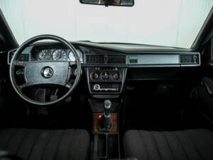 Image 6/50 de Mercedes-Benz 190 D (1985)