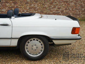 Image 18/50 of Mercedes-Benz 500 SL (1988)