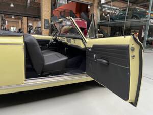 Bild 25/31 von Peugeot 403 Cabriolet (1957)