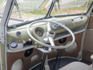 Image 6/8 of Volkswagen T1 minibus (1965)
