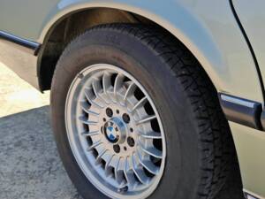 Bild 17/50 von BMW 745i (1982)