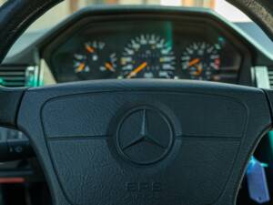 Image 28/50 of Mercedes-Benz E 200 (1995)