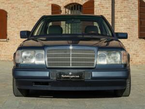 Immagine 3/50 di Mercedes-Benz 200 CE (1992)