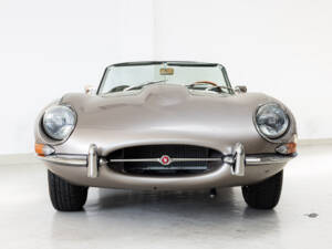 Image 2/37 de Jaguar E-Type (1968)