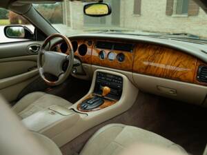 Imagen 31/50 de Jaguar XK8 4.0 (2006)