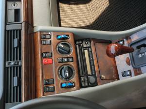 Image 9/9 of Mercedes-Benz 300 CE (1989)