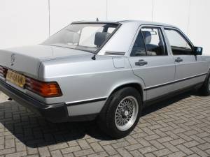 Image 2/15 of Mercedes-Benz 190 D (1984)