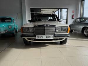 Image 2/32 of Mercedes-Benz 230 E (1983)