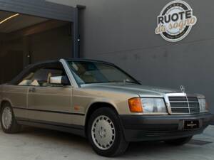 Immagine 2/33 di Mercedes-Benz 190 E (1989)