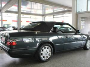 Image 3/20 of Mercedes-Benz 300 CE-24 (1996)