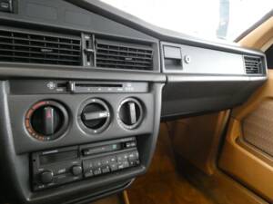 Bild 42/50 von Mercedes-Benz 190 (1989)