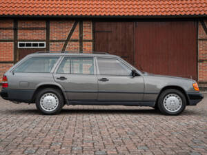 Image 11/66 of Mercedes-Benz 200 TE (1989)