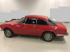 Image 5/18 de Alfa Romeo Giulia 1600 GT Junior (1975)