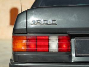 Image 13/45 de Mercedes-Benz 190 E (1989)