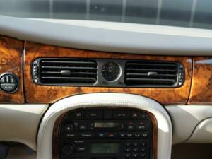 Image 19/30 of Jaguar XJ6 3.2 Sovereign (1997)