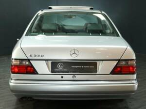 Image 5/30 of Mercedes-Benz E 320 (1994)