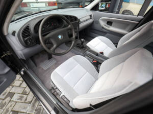 Image 5/99 of BMW 320i (1996)