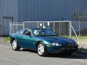Image 2/23 of Jaguar XK8 4.0 (1998)