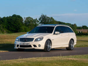 Immagine 28/50 di Mercedes-Benz C 63 AMG T (2009)