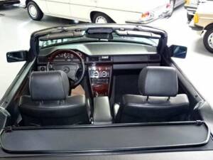 Bild 10/26 von Mercedes-Benz E 220 (1996)