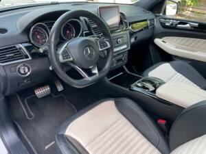 Imagen 13/19 de Mercedes-Benz GLE 350 d 4MATIC (2016)