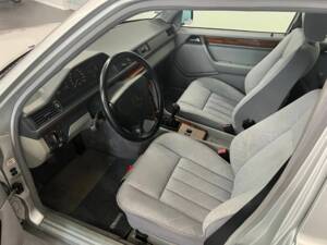 Image 11/15 of Mercedes-Benz 220 E (1993)