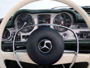 Image 21/31 of Mercedes-Benz 280 SL (1968)