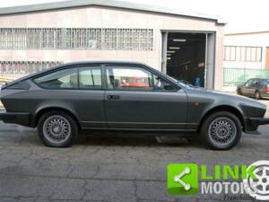 Image 4/10 de Alfa Romeo GTV 2.0 (1981)