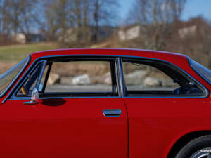 Image 23/43 of Alfa Romeo 2000 GT Veloce (1972)