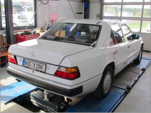 Bild 4/71 von Mercedes-Benz 300 E 4-Matic (1990)