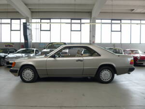 Image 18/33 of Mercedes-Benz 300 CE (1988)