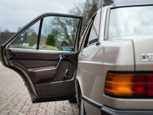 Image 38/77 of Mercedes-Benz 190 E 2.3 (1988)