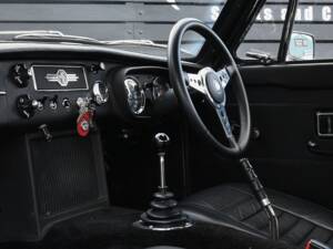 Immagine 25/36 di MG MGC GT (1969)