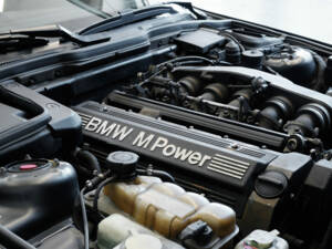 Image 23/24 of BMW M5 (1992)