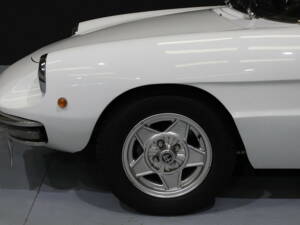 Image 2/9 of Alfa Romeo 1750 Spider (1969)