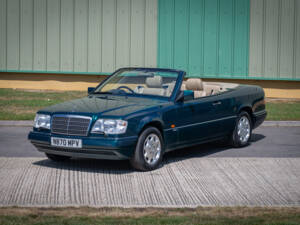 Image 2/26 of Mercedes-Benz E 320 (1996)