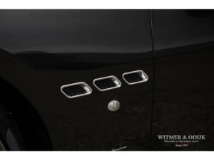 Image 18/42 of Maserati GranTurismo S (2011)