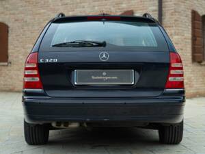 Image 8/50 of Mercedes-Benz C 320 T (2001)