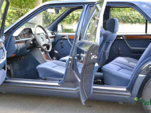 Imagen 10/50 de Mercedes-Benz 200 E (1991)