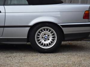 Immagine 22/46 di BMW 320i (1995)