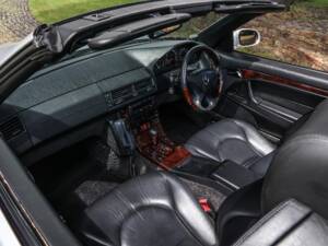 Image 15/37 of Mercedes-Benz SL 320 (2000)