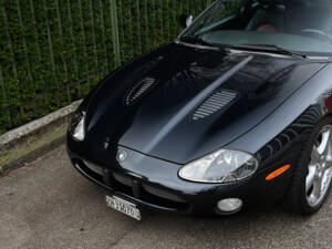 Image 24/51 of Jaguar XKR (2002)