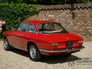 Afbeelding 10/50 van Alfa Romeo Giulia 1300 GT Junior (1975)