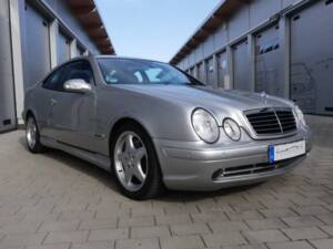 Imagen 4/47 de Mercedes-Benz CLK 55 AMG (2000)