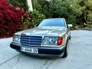 Image 4/7 de Mercedes-Benz 300 CE-24 (1991)