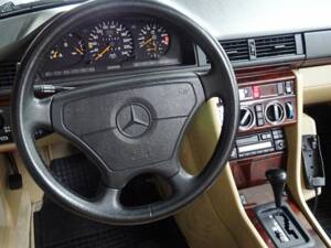 Bild 9/14 von Mercedes-Benz 220 CE (1996)