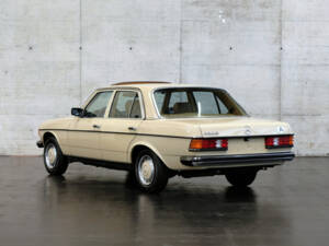 Image 2/24 of Mercedes-Benz 230 E (1982)