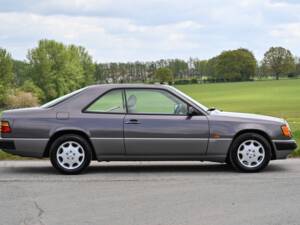 Imagen 4/8 de Mercedes-Benz 300 CE (1993)