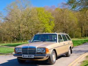 Image 24/50 de Mercedes-Benz 230 TE (1983)