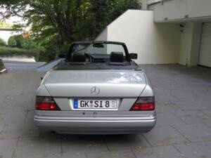 Image 29/39 of Mercedes-Benz E 200 (1996)